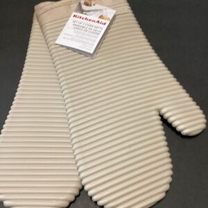 KitchenAid Beige Ribbed Silicone Oven Mitts Set of 2 New